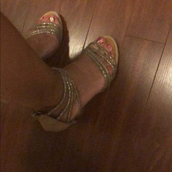 Heel shoes. Gold colour details - Picture 9 of 13